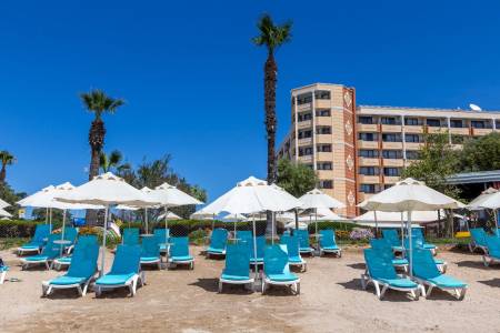 THE HOLIDAY RESORT HOTEL Pools & Beach